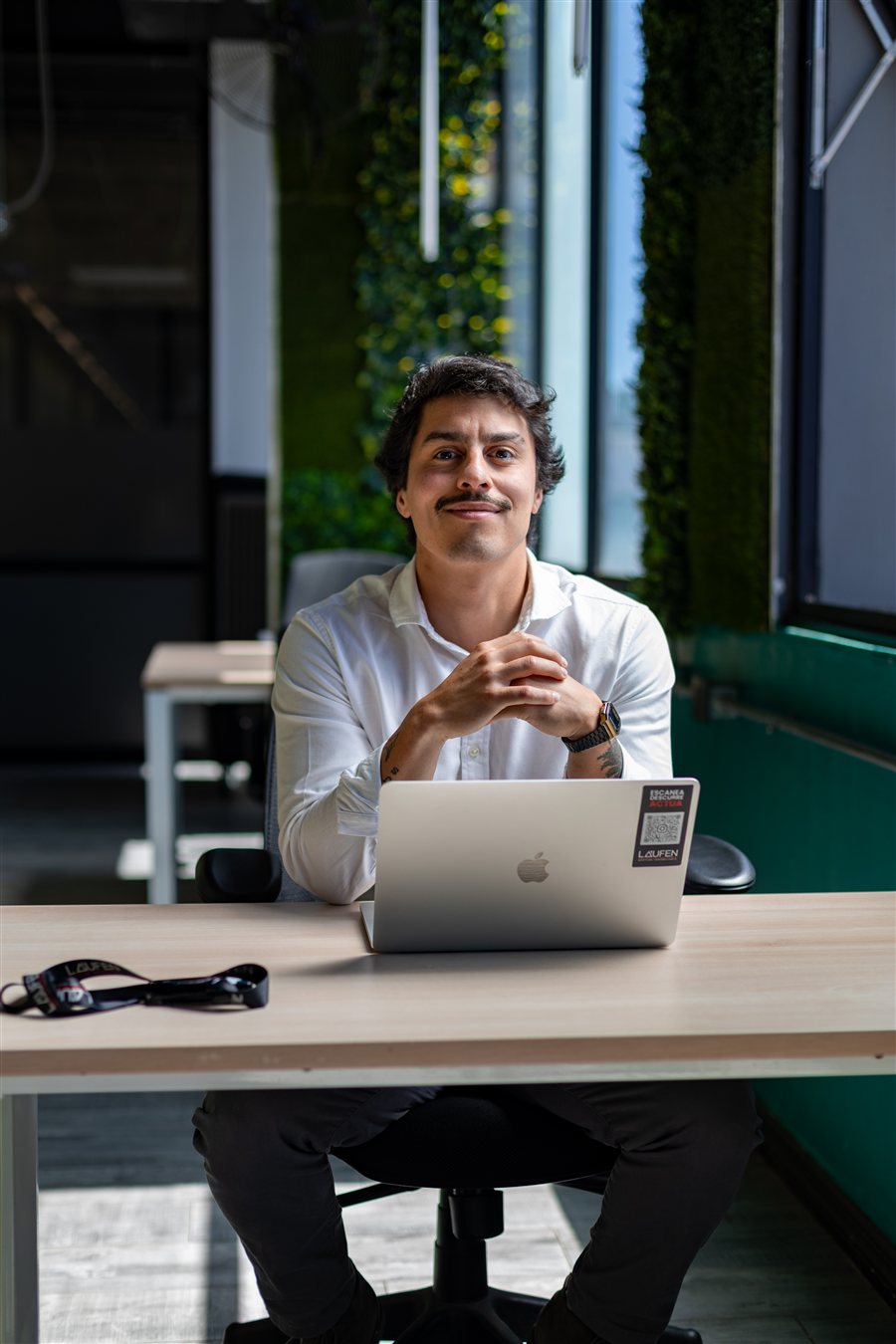 Benjamín Aldanes, asesor inmobiliario, en la oficina de Laufen